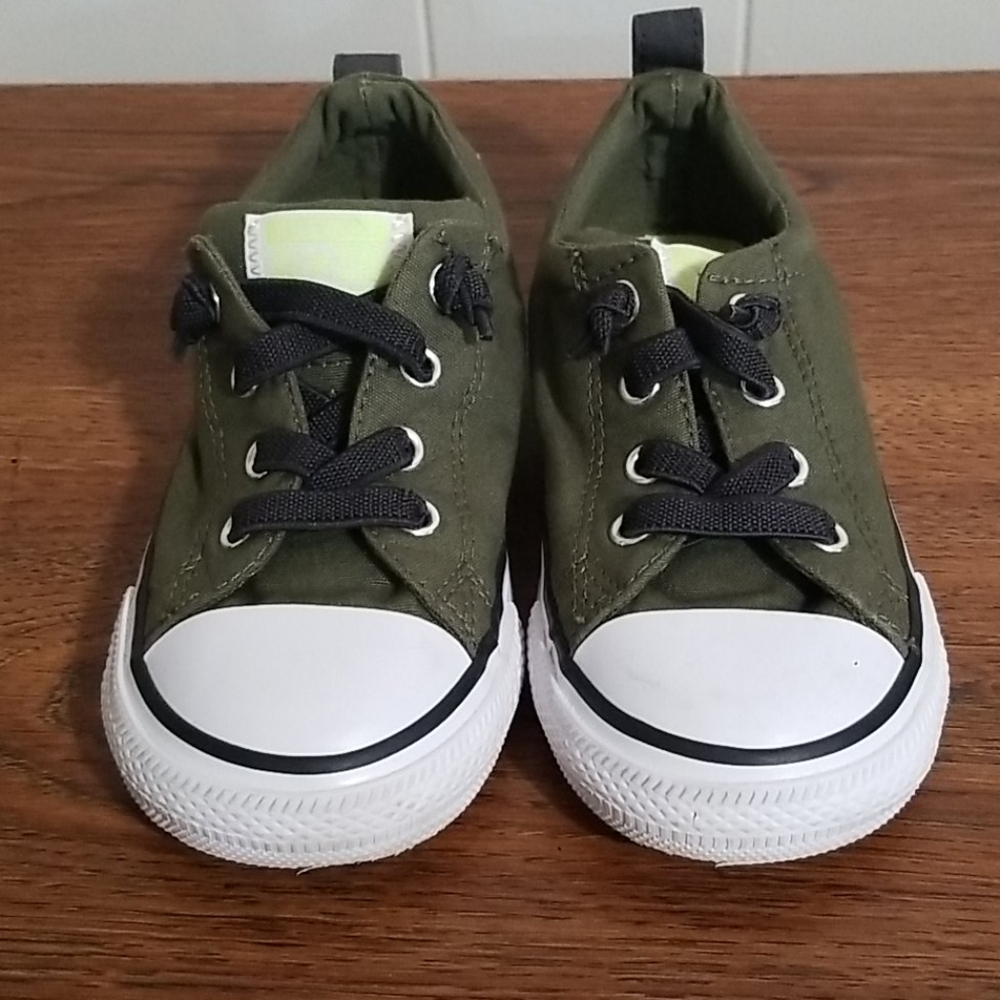 Converse, chuck taylor toddler shoes Sz 9.